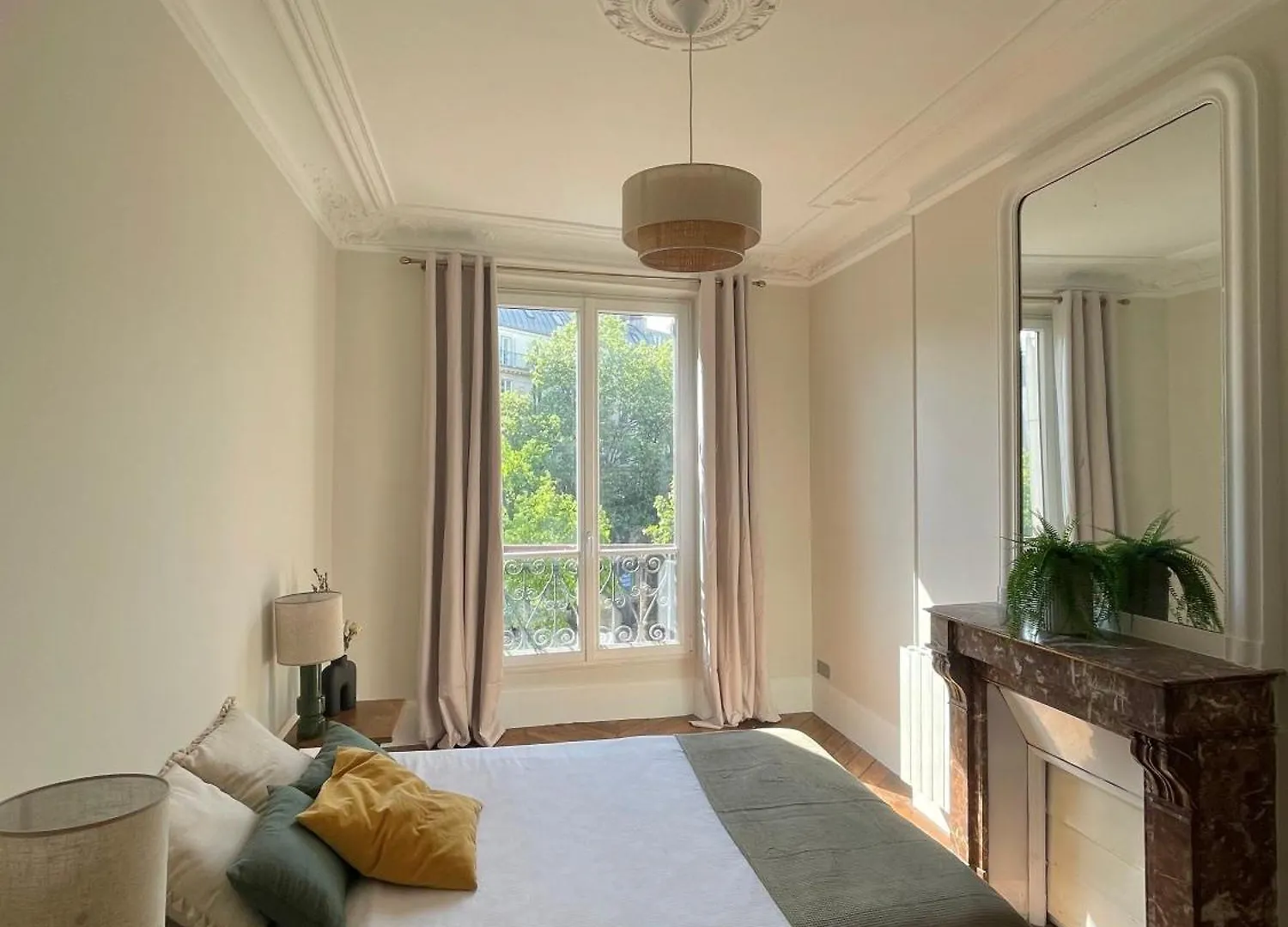 2 Bedroom Stylish Apartment Central Paris