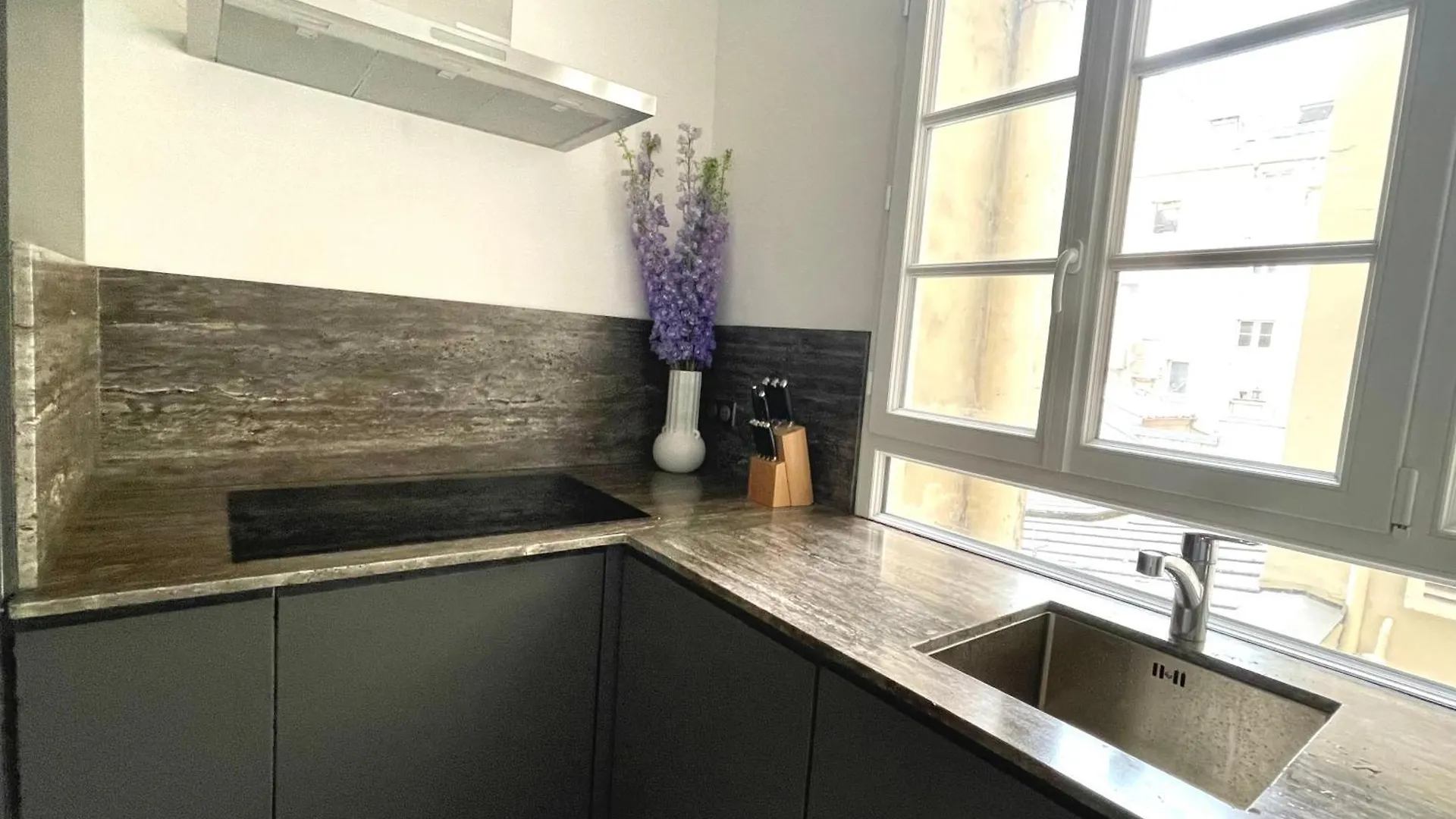 2 Bedroom Stylish Apartment Central Paris