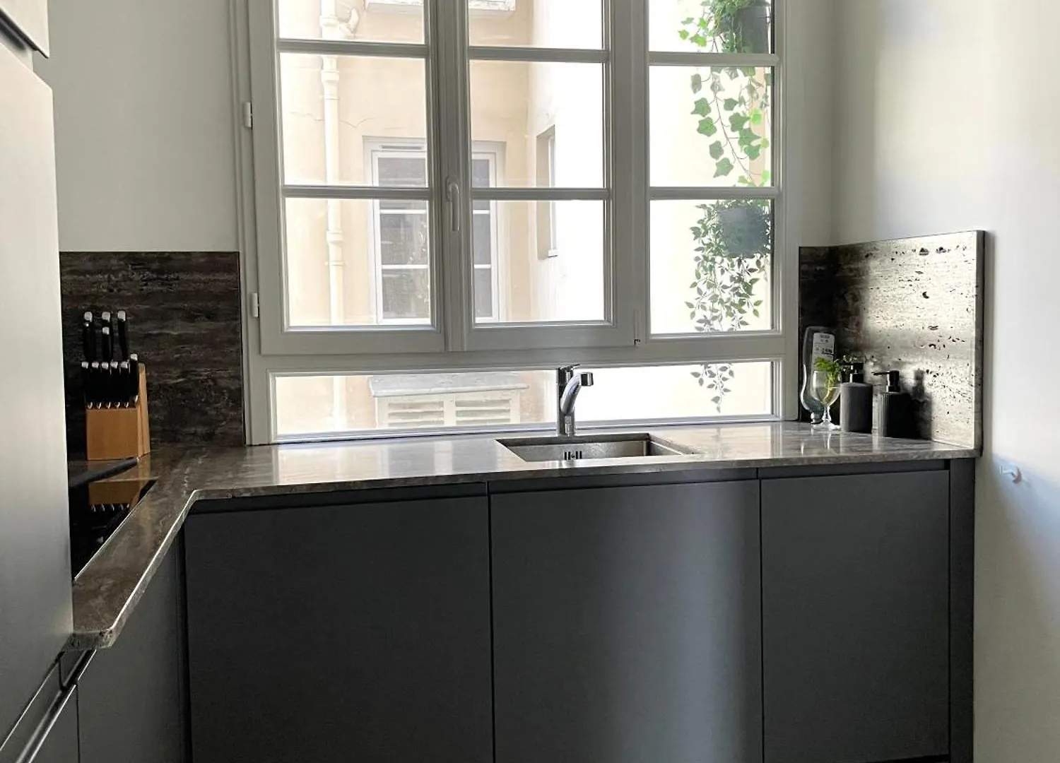 2 Bedroom Stylish Apartment Central Paris France